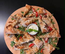 Focaccia z sosem czosnkowym 